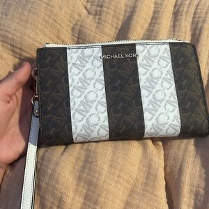 Michael Kors Smartphone Wristlet Wallet